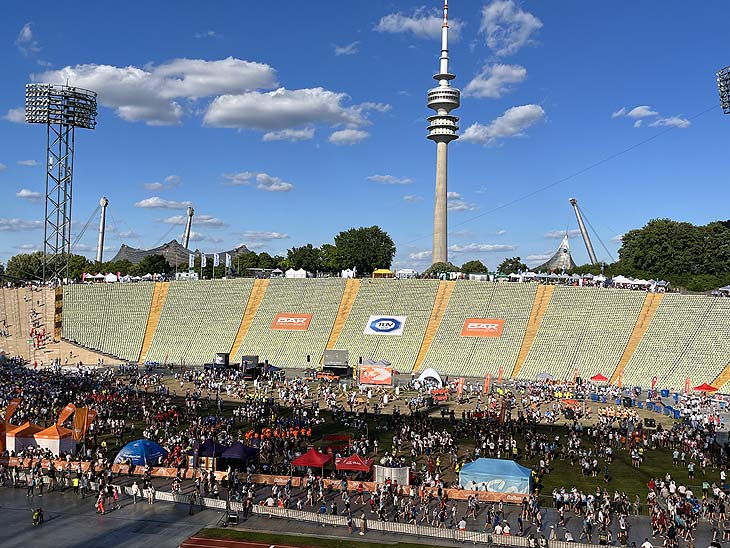 Einlauf im Olympiastadion beim b2run 2022 (©Foto:Martin Schmitz)